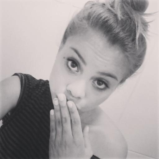 Eu ia fazer uma bio legal, mas o @AdrPollo me chamou pra cuidar dos nossos filhos u-u , então vou lá bjs :3
 
 @Taylorswift13 @JustinBieber ♥