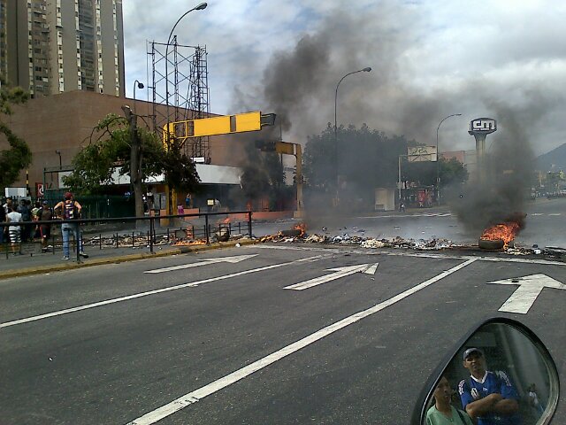 societyjesus20's profile picture. A la GNB en vez de piedras, tirale bombas -de las de carnaval- con pintura -ojala negra y de aceite-, así: O no ven, o se tienen que quitar las mascaras.