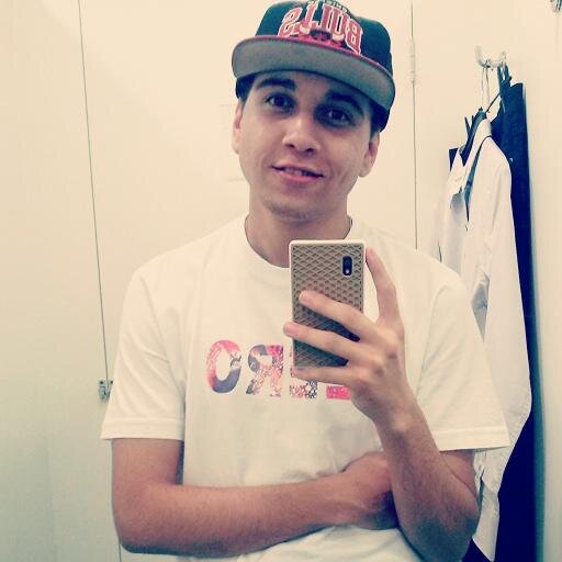 Sou batalhador... dançarino...  motivado... engraçado mais sempre humilde...