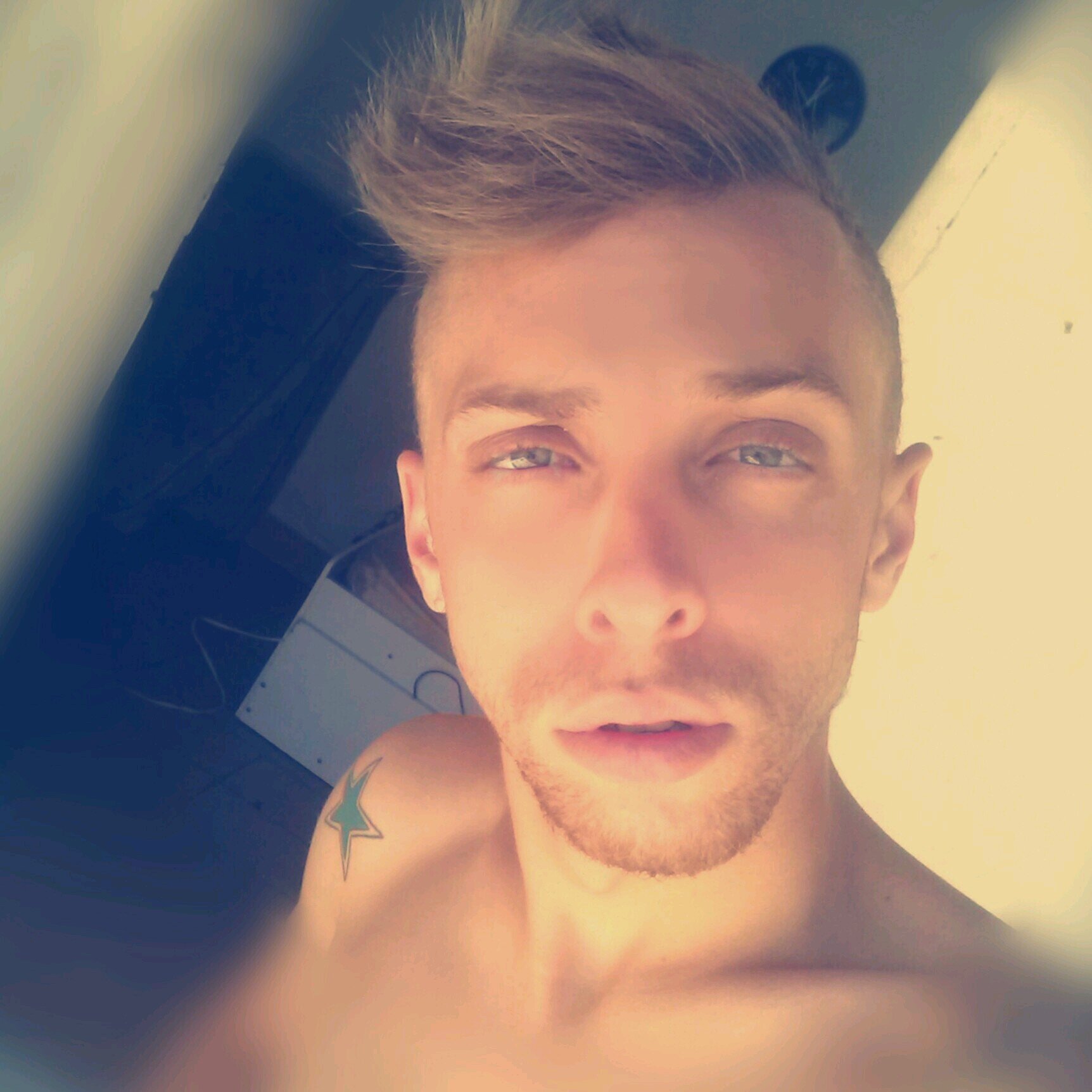Brasileiro, 23 anos, virginiano, gay. Se quiser saber mais é só dar um follow! Beeaj ;*