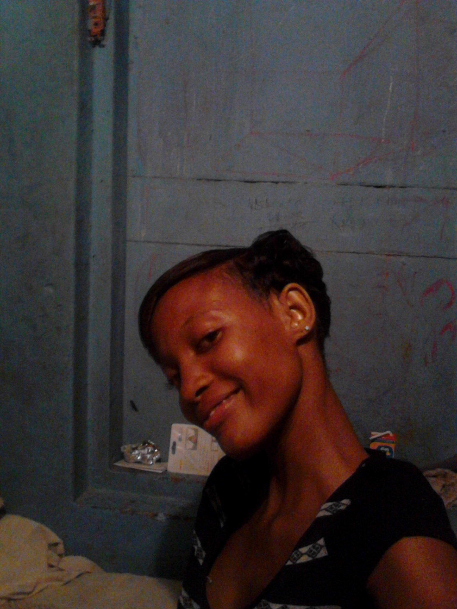 i'm brown, short. slim, cute n sexy. i eat alot of burger. i'm jovial, love to have fun. i'm caring.