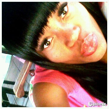 I'm a good looking ,humble , ordinary mommy,  with a sense of humor and I looove Le good life