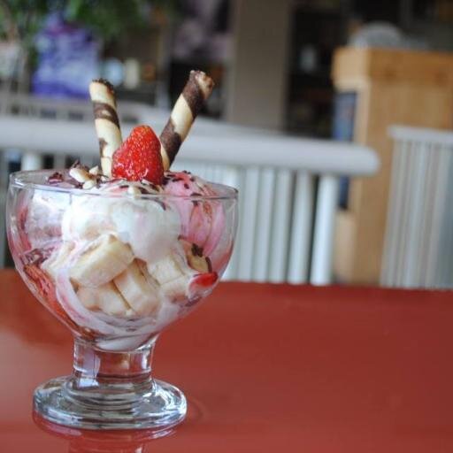 pilihan dessert yg nyaman & ga bikin deg-degan | #bananasplit #pudding #icecream #pisang ijo #smoothies #yoghurt | #srudukfollow |
CP : bismisundae@gmail.com