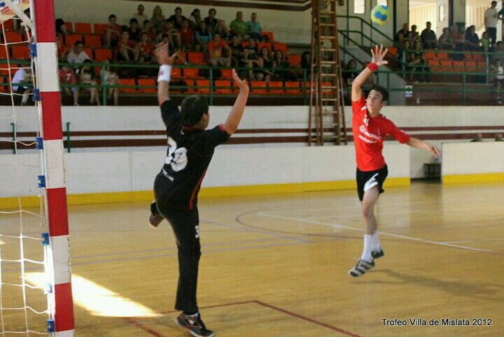 a vivir la vida que son dos dias!!  jugador de BALONMANO en MISLATA lateral izquiero!  52! mi nuevo numero 657015759