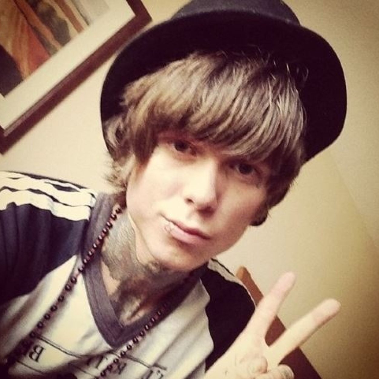 Free spirit || Sex, Love and Drugs || singing and music || werewolf looking for a pack || single || [FC: Christofer Drew] || RP/OC/18+/bisexual