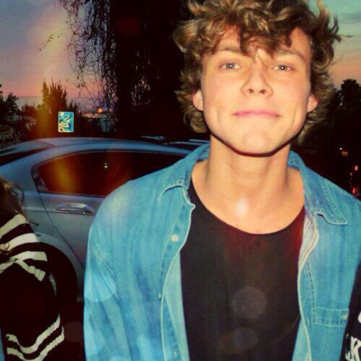 follow @caitliin5sos & @tenayah123 ask for a follow back x