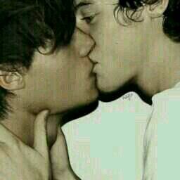 Hi! Im here to give juicy details on Harry Styles & Louis Tomlinsons Romance..People believe many things but I live for Larry Stylinson! Follow Me!(: xx
