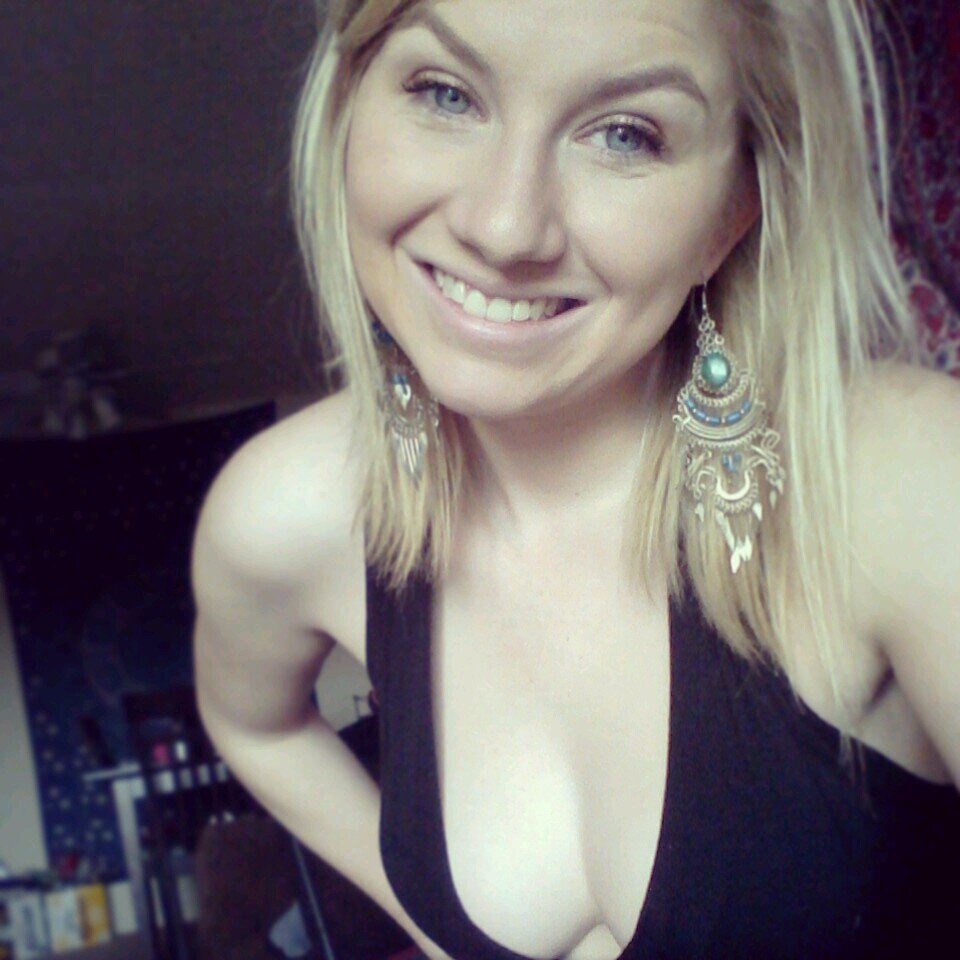 sabrina_layne's profile picture. 21, single, one year left at uncw