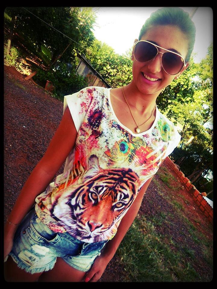 Sou dessas que não consigo me definir, me descrever e muito menos expressar o que tô sentindo, sou dessas que fala “sei lá até quando eu sei, sou meio a meio.