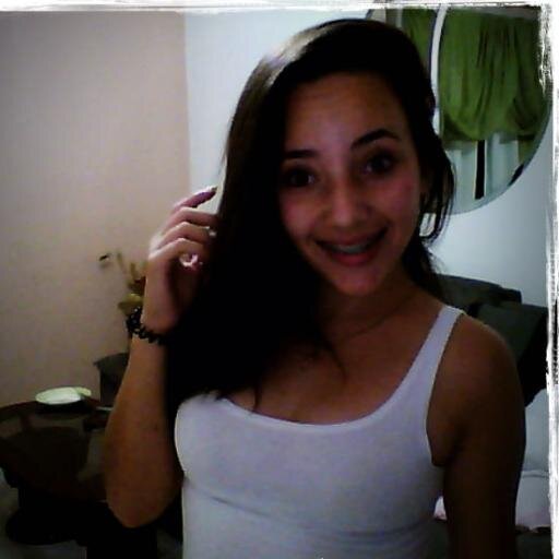 Me leva pra um lugar qualquer
Me leva para onde eu possa ouvir
Sua voz me dizendo pra eu ficar ♪