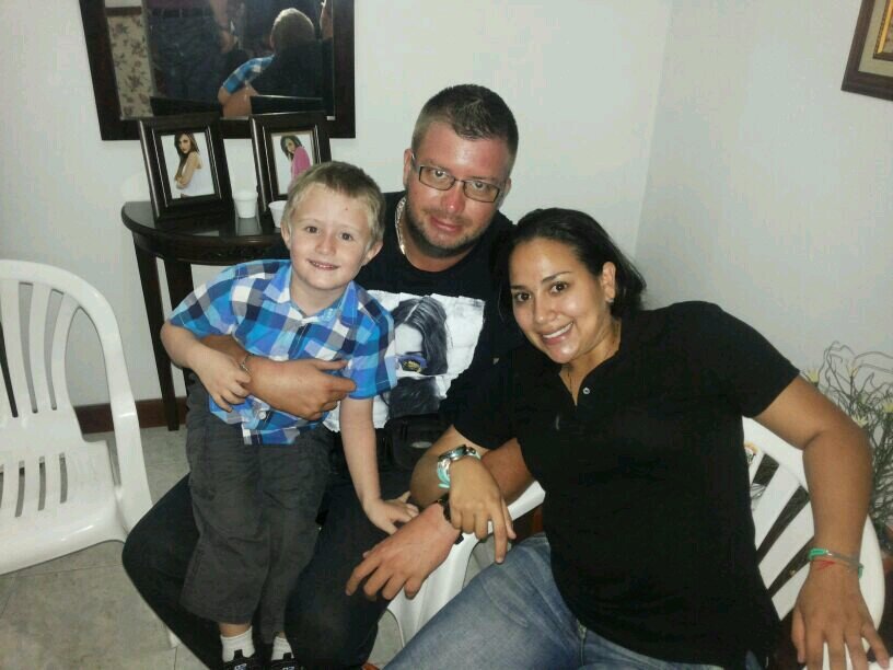 sincero, alegre, recochero, buen amigo, me gusta hacer de todo!!!!
