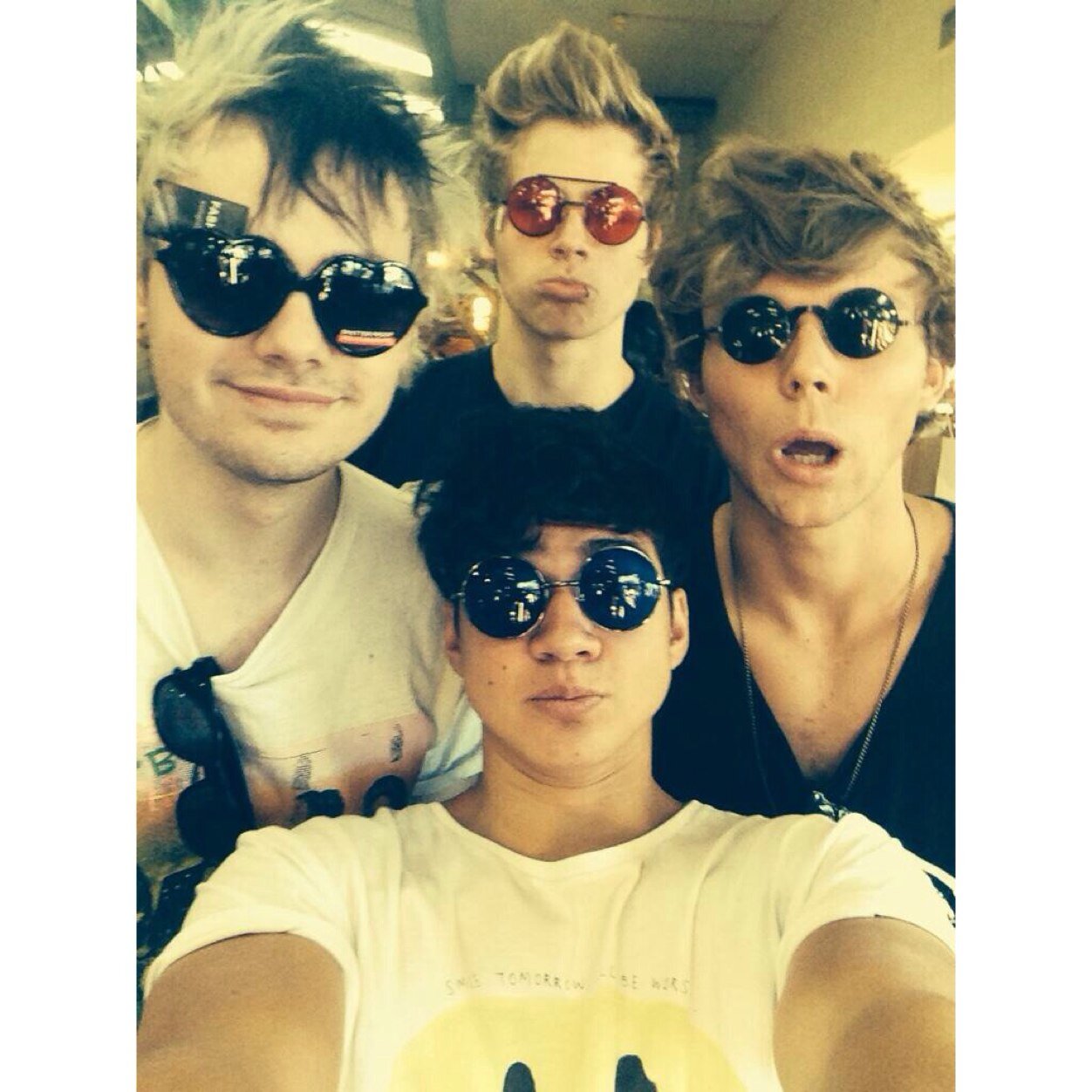 moanIike5sos's profile picture. @socialcalum