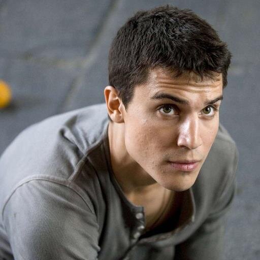 21. Actor y policía. Amable, cariñoso y sincero. ¿Mi sueño? Formar una familia. Me gusta las personas que sean cariñosas y sinceras. Me gusta la música.
