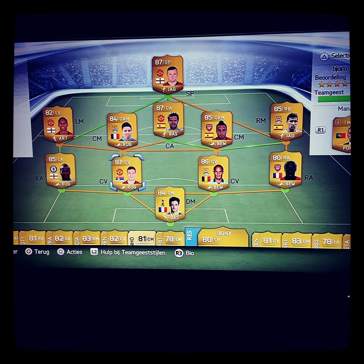 ik open packs en verloot de spelers , sponsor me geld voor een speler uit de pack.  wie het meeste bied ontvangt de beste speler