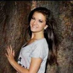 soy bailarina, soy fan de brooke hyland me gusta como baila y canta soy graciosa y cariñosa mi nombre real es marcela tengo 10 años y me gusta dance moms