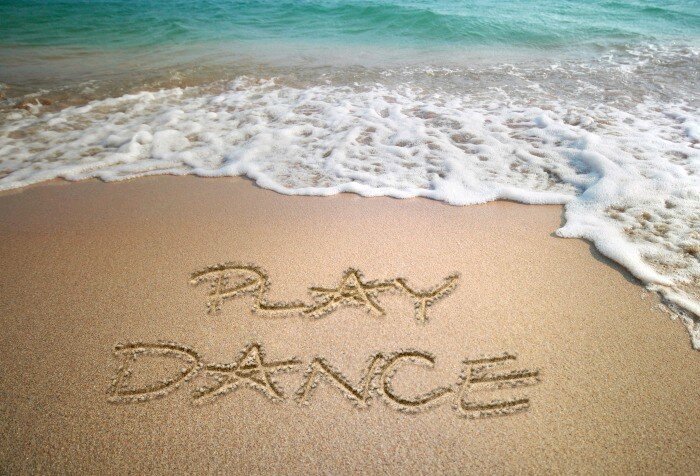 La mejor musica electronica la vas a escuchar en..

 PLAY DANCE

 Por la radio fm 105.3
 Los dias: SABADOS DE 19 A 00HS