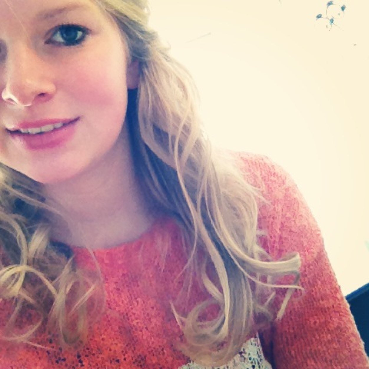 Als achterom kijken pijn doet, en vooruit kijken je bang maakt, kijk dan naast je, want daar zal ik er voor je zijn. ♡ kusjee @xquinty97