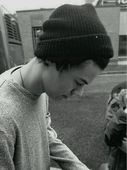 follow @yvonneobr bc I gave u this follow ♡