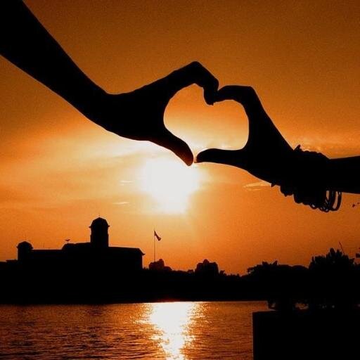 Me encanta...nacer,despertar,imaginar,soñar,besar,enamorar,sentir.Mi vida, ni la doy ni la regalo, solo la comparto con aquellas personas que saben apreciarla
