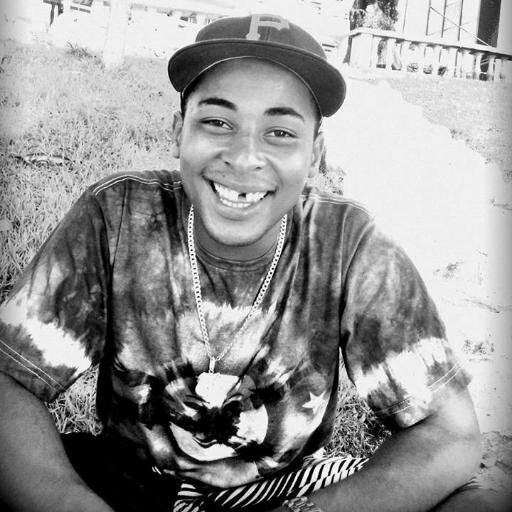 Cantor,Compositor,Toco Violão Razoável-mente,Apaixonado por Música,vivo no Mundão real...mais Sonho em Disseminar minhas Canções para quem Quiser Ouvir..PAZ