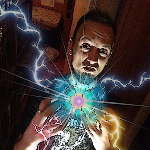 Escribo la sección Maldito Mainstream para @Comiqueandoar, y en el canal de youtube homónimo tengo el programa Super Sagas. Además colaboro con @RevistaToma5.