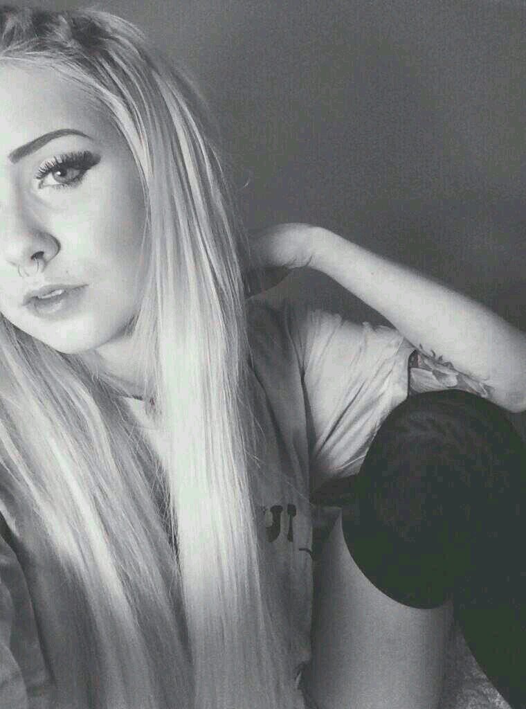 single straight I'm not the average girl [smirks as my eyes go blue] but I'm a very good girl ;) I'm nice, crazy,weird,random, layed back