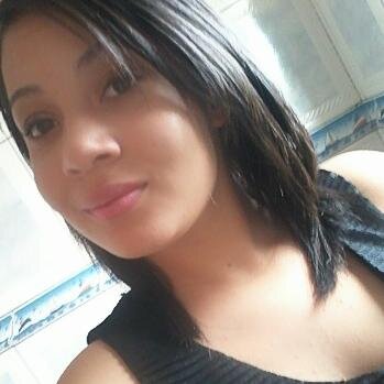 Sou uma garota que adora fazer novas amizades, simpática, engraçada e apaixonada por música