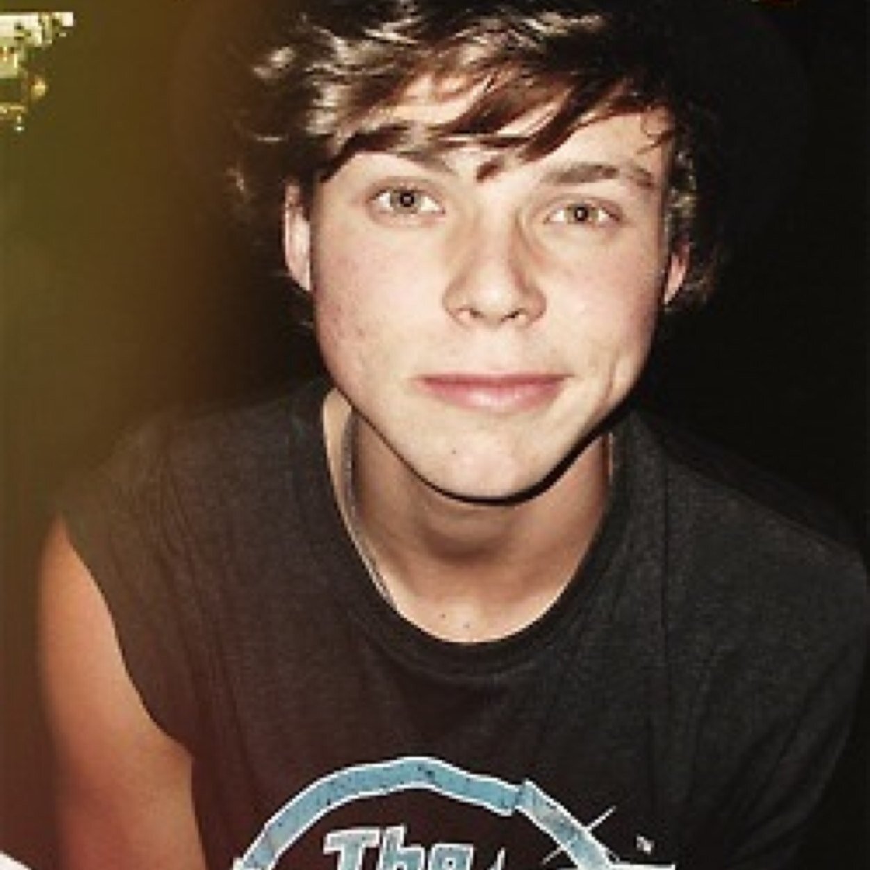 leavecalum's profile picture. 