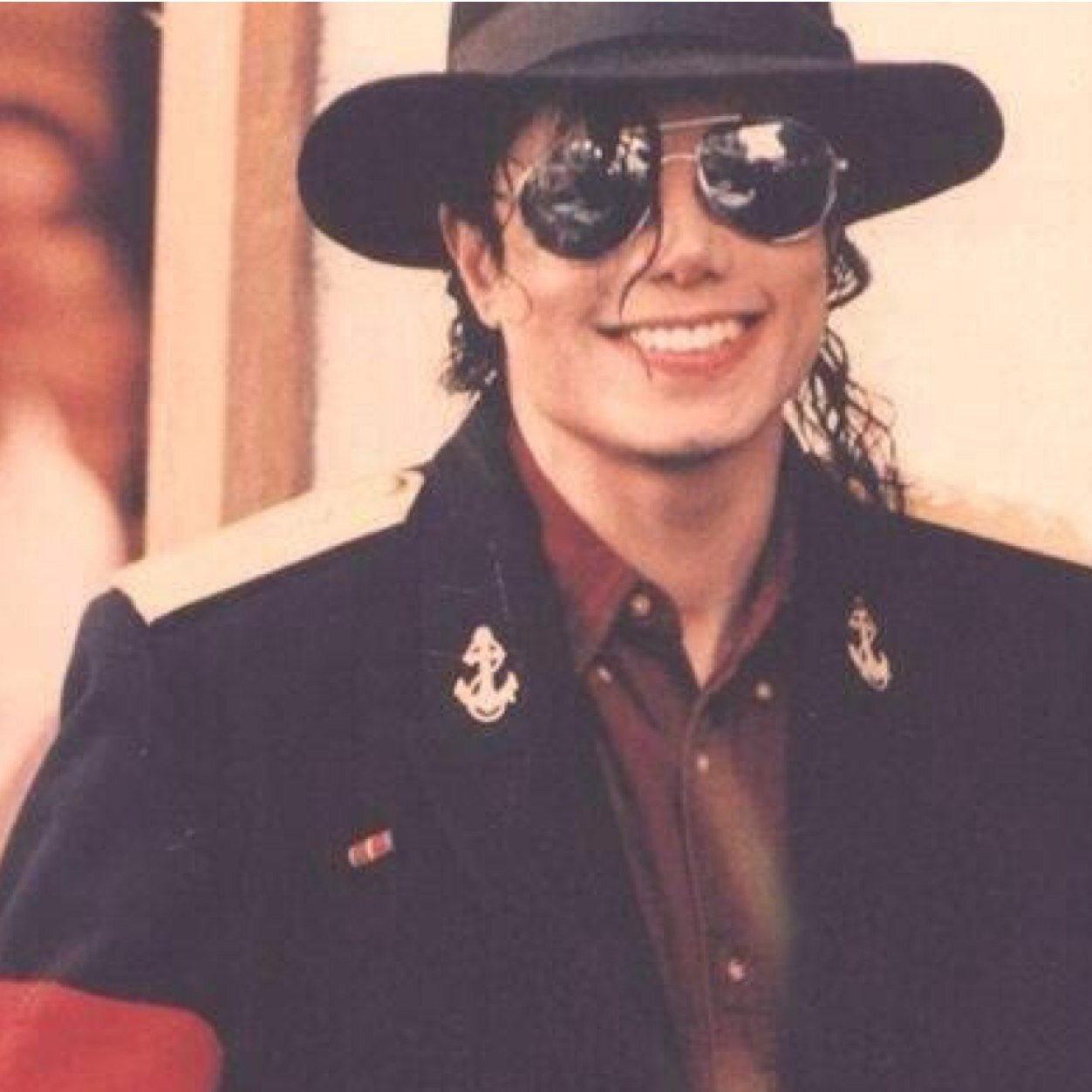 i am a fan of michael jackson . god. i spread his message..i love you all.♥
