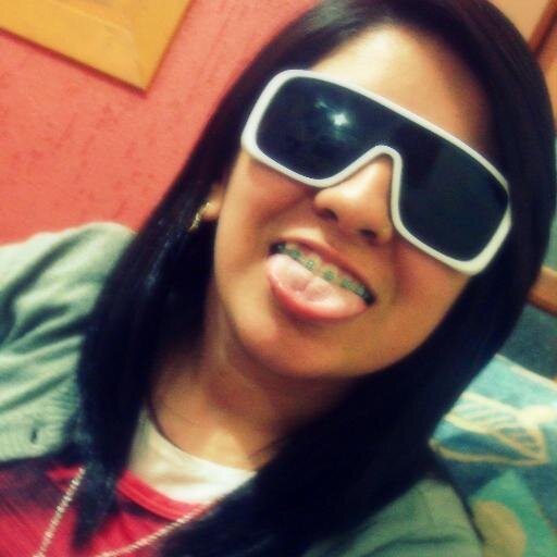 Ela gosta do sol, da praia e do mar, da noite insinuosa ao luar ♪
