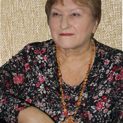 Образование филологическое.Пенсионерка-креативница-рукодельница. Имею свой музей народной куклы. Занимаюсь войлоковалянием.