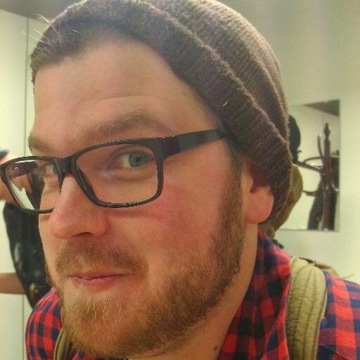 Finlandssvensk, gift man, far, kaksikielinen, samhällsintresserad, airsoftare, nörd.