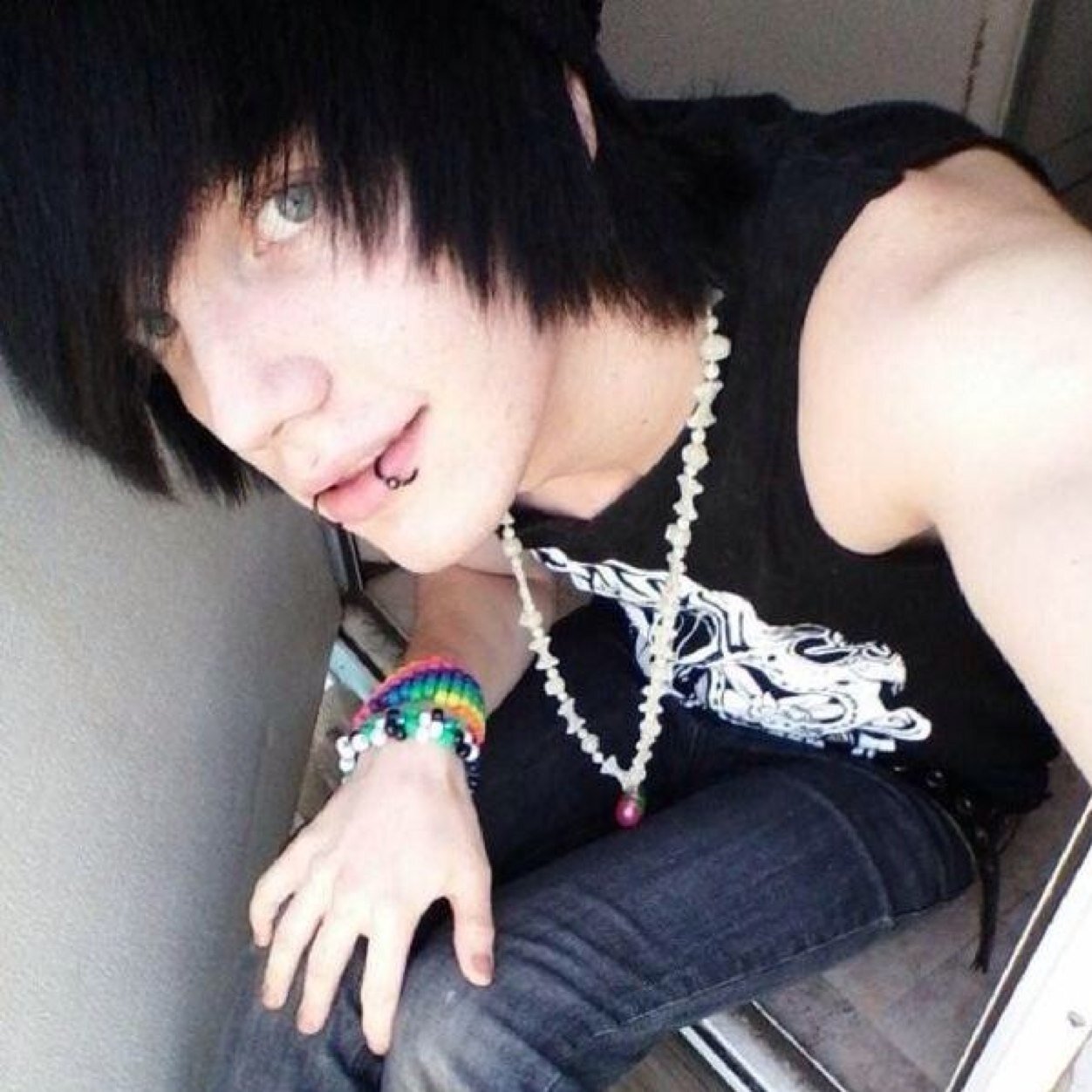 Hi, I'm Kyler, this is my new account. I'm gay. Follow and I'll give you free unicorns!