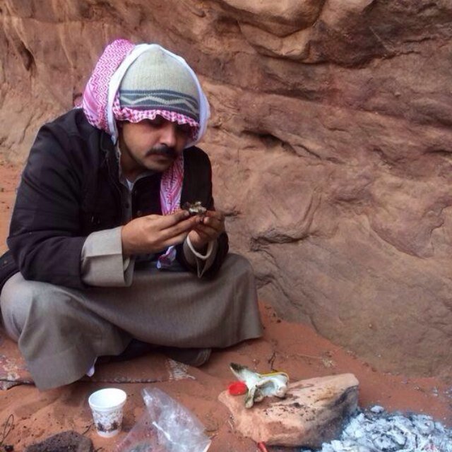 يا مروق الكيف يا اللى تبــهر دلالك
 فنجان رايق على ما تشتهي سوّه
ودي اضم الضحى بعيون فنجـــالك
ودي أرده عن الغيبــــــــات بمروّه
ودي اطفي سمـــوم القيض بظلالك