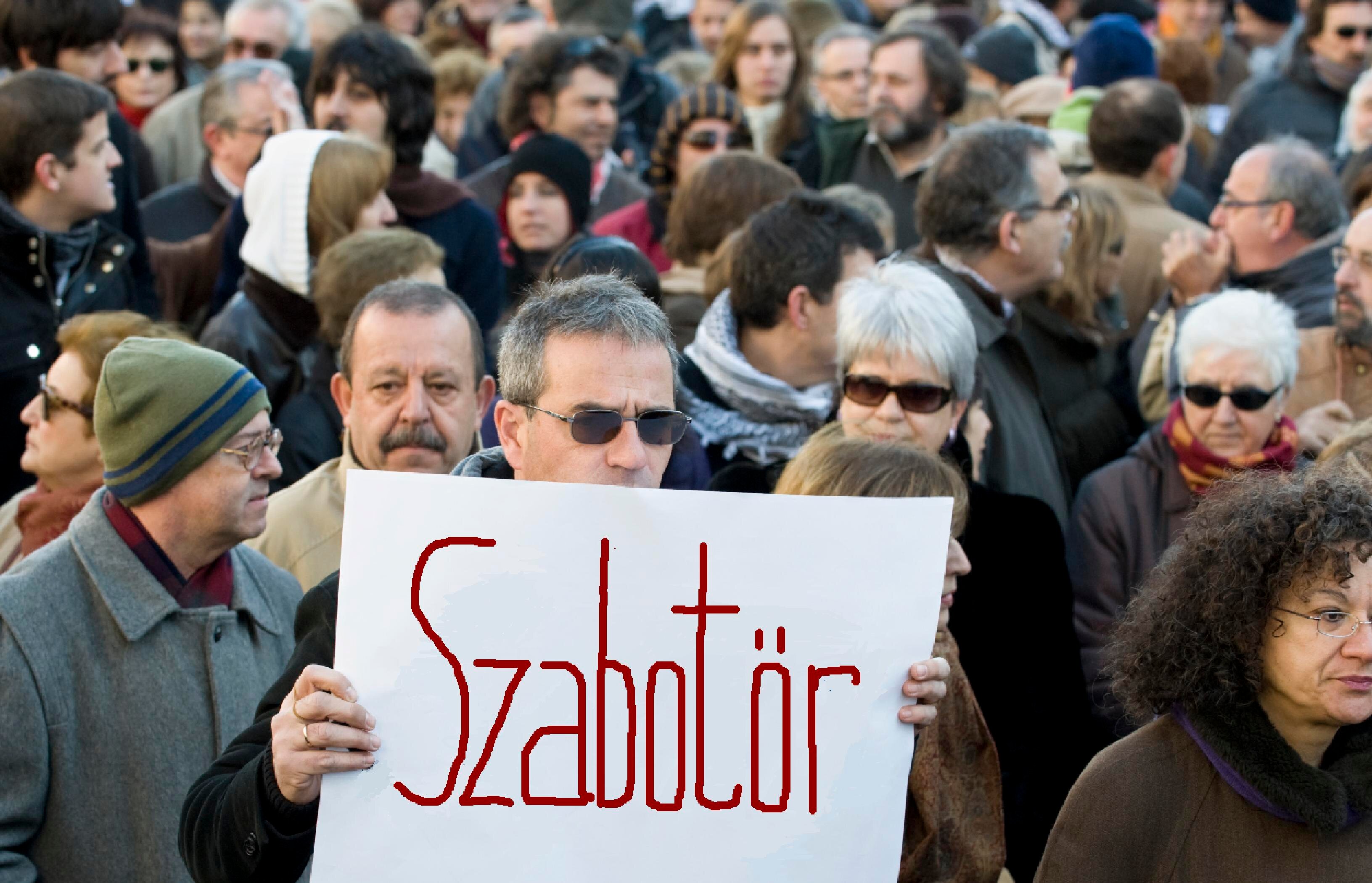 Semmi sem növekszik gyorsabban, mint a lázadás szelleme. A lázadás: akár a lélek csalitját fölperzselő erdőtűz.

/nem Paulo Coelho/
