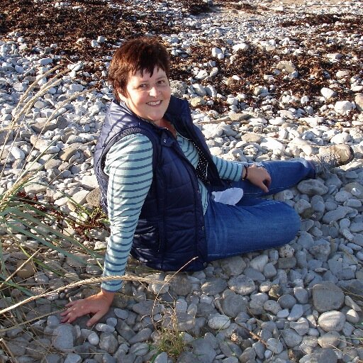Textile artist and designer, photographer, loves walking, knitting, gardening, nature. https://t.co/OvIthnT9gI