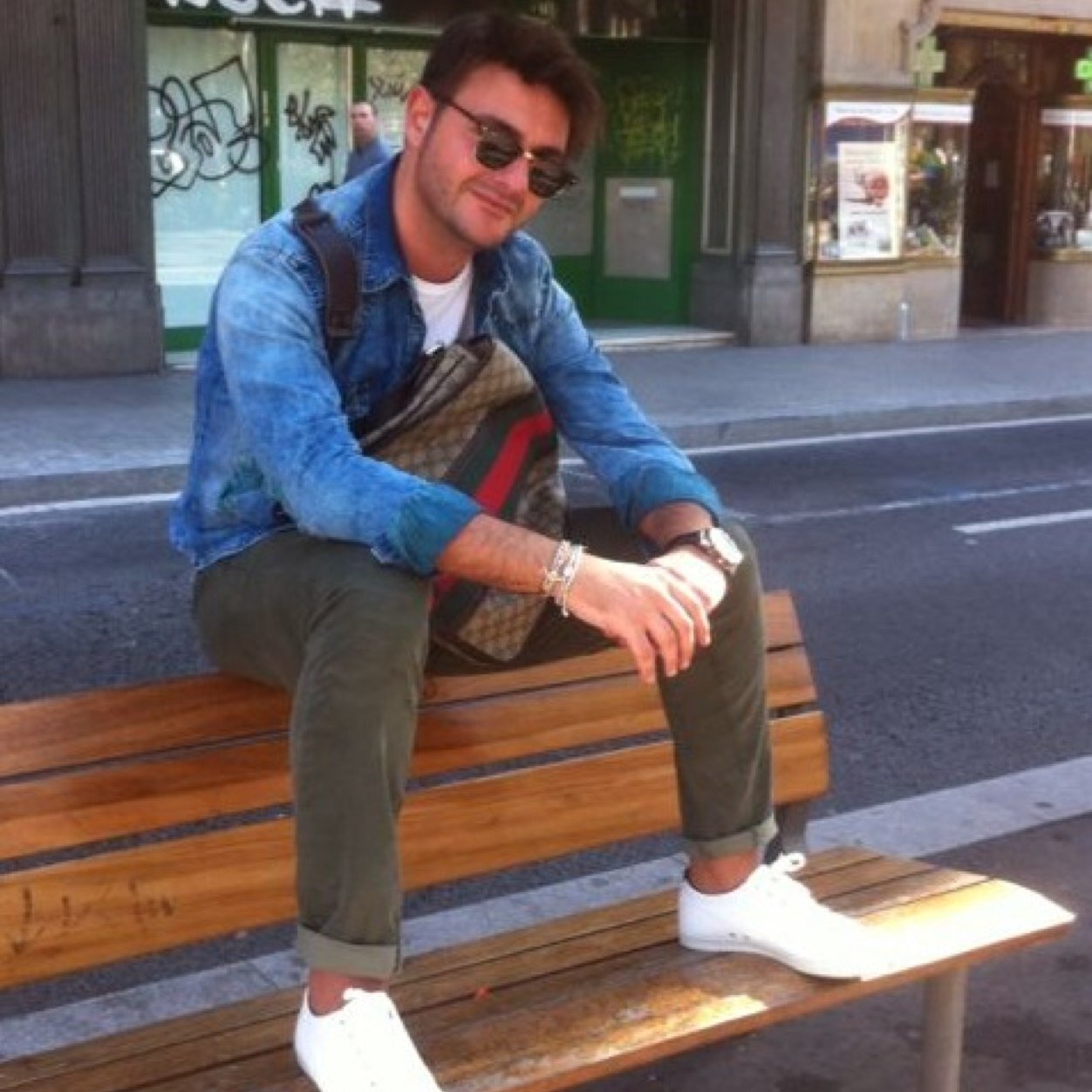 anto_inf's profile picture. La vera felicità costa poco: se è cara, non è di buona qualità.

François-René de Chateaubriand