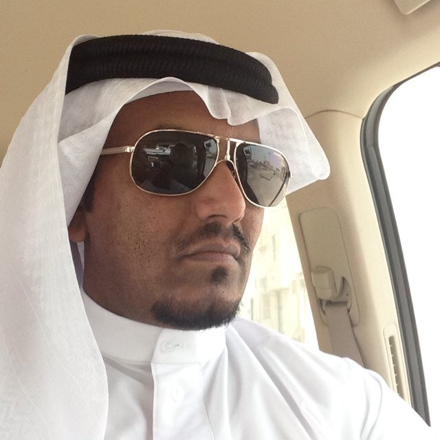 شاعر وعندي للمعاني مواقيف / وأحمل شهاده فالقصيد أستشاري