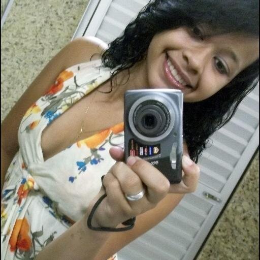 Não sou do tipo que finge sorrisos.
Se eu não gosto de você, não tente
se aproximar de mim.