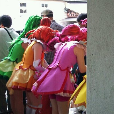 せなか 着ぐるみさんの視界はハの字になっている為 視界に子供さんを入れると着ぐるみさんの正面で 中の人ではなく着ぐるみさんの表情上の 目線を合わせられない よって 死角入れる事で顔が向かいあう 成程 大変だ タモリ倶楽部