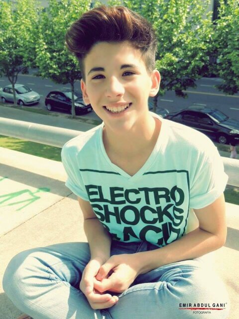 Ojala no sea Tarde, Para volver a nacer. Para poder levantarme..♥
Somos fans de Agus Gomez♥ Agustin te amamos Infinidades.