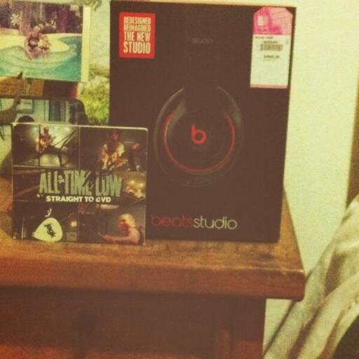 ATL SIGNED STD, ATL DW, ATL SWIR SIGNED CD, JACK'S SIGNED GUITAR PICK &A M&G COUPON,ALSO NEW IN PACKAGE BEATS STUDIO 2014. // THE RULES ARE ON MY TWEETS.