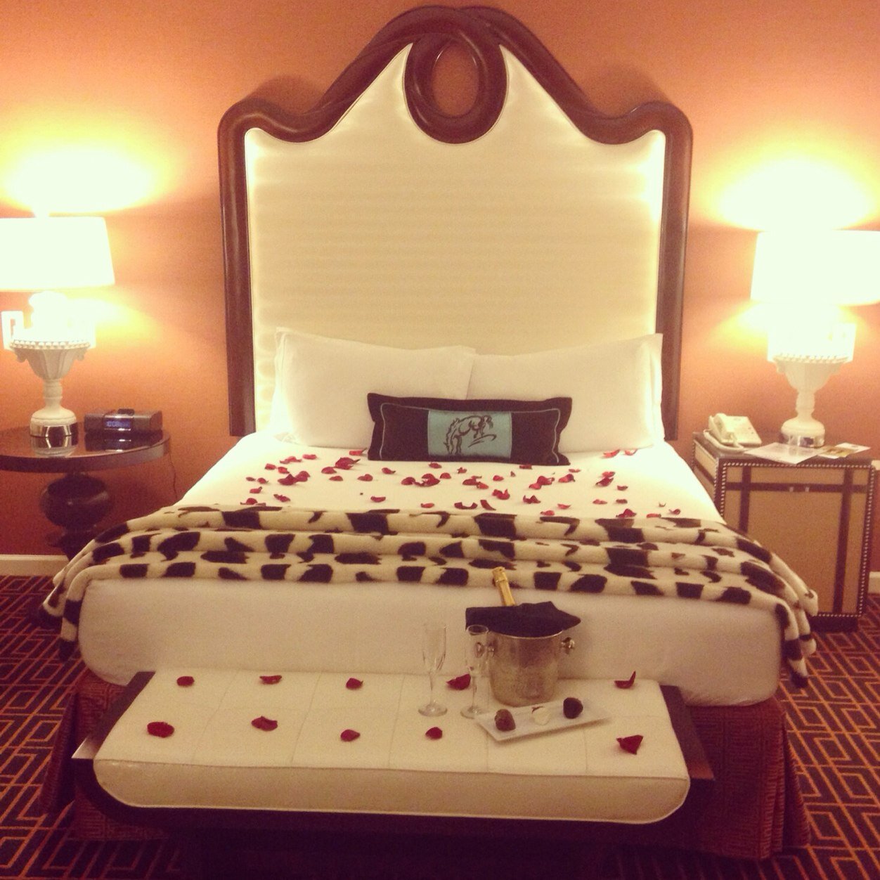 EliteSuites's profile picture. Upscale hotel marketing company, offering free: Fastbreak Breakfast, WiFi, Fitness Center + Red Carpet Rewards #el1te