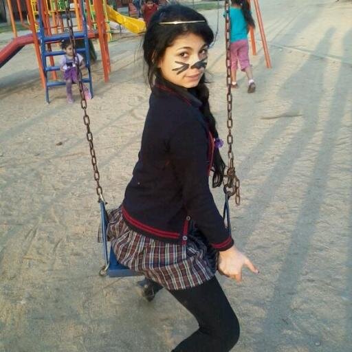 bueno soy directioner y soy dormilona como pizza y nose esa es my life...!! mi devilidad  es niall horan...!