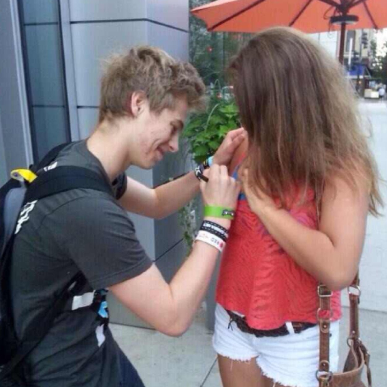 5sos Gossip On Twitter 5sossexgossip Here Ashton Is Bringing Up Two Girls Into His Hotel Room Http T Co Gdcevpivoo