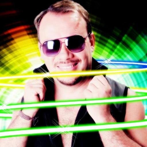 DJ antenado com todas as tendências da cena eletrônica e com seu estilo arrojado vem trazendo para suas pistas as melhores novidades do momento.