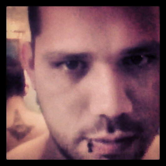 Mmm  ¯\__(ツ)__/¯ jugador de poker profesional,  granate son mis colores y voy por la linea del medio