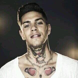 Sarò solo contro il mondo con la musica al mio fianco @RealEmisKilla è il mio tutto :) 15/11/13 ho realizzato il mio sogno.Grazie Emiliano Rudolf Giambelli :) ∞
