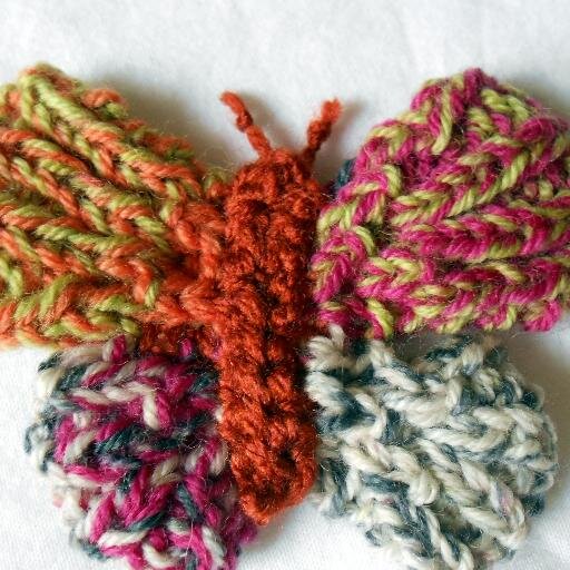 Passionnée de tricot, j'aime aussi la déco, la pâtisserie et les ballades.