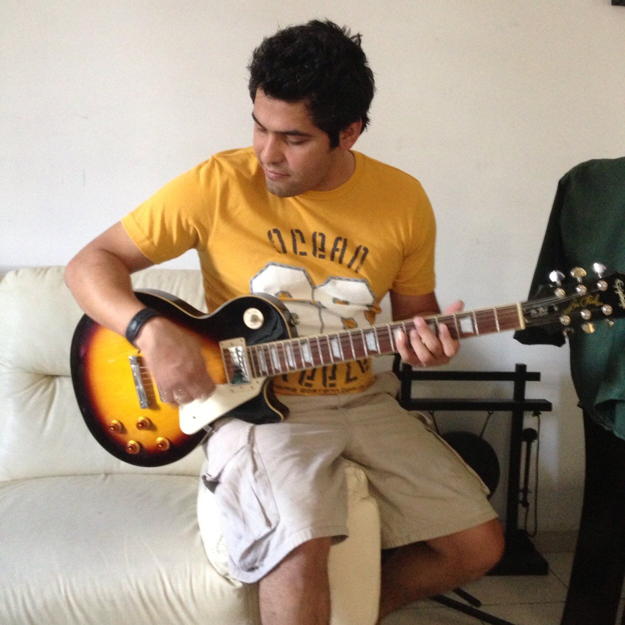 Ser humano, ingeniero, dibujante, gitarrista, boxeador,cantante compositor(compongo cosas), cuyo unico objetivo en la vida es vivirla de la mejor manera posible